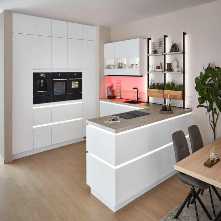 Weiße Küche mit beleuchteter Insel Moderne grifflose Küche in Weiß mit beleuchteter Kochinsel und Kräuterregal – Küche kaufen Reutlingen