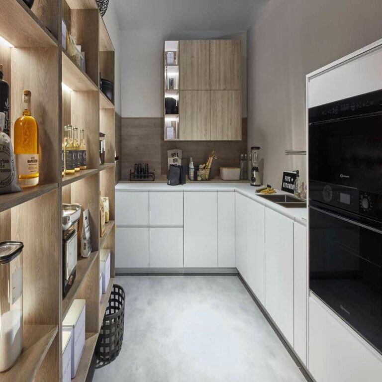 Moderne weiße Küche Moderne weiße Küche mit Hochschränken, Holzregal und schwarzen Einbaugeräten – Küche kaufen Reutlingen