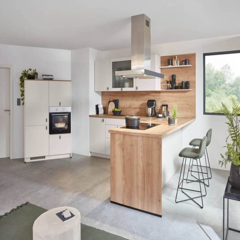 Offene Küche mit Holztheke – Küche kaufen Reutlingen Offene Küche mit Theke aus Holz, Barhockern und Insel-Dunstabzugshaube