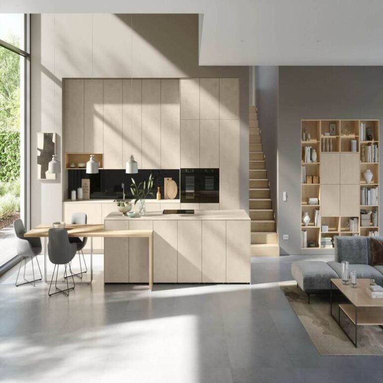 Offene Küche mit Wohnbereich – Küche kaufen Reutlingen Offene moderne Küche in Beige mit Kochinsel, Essplatz und angrenzendem Wohnbereich
